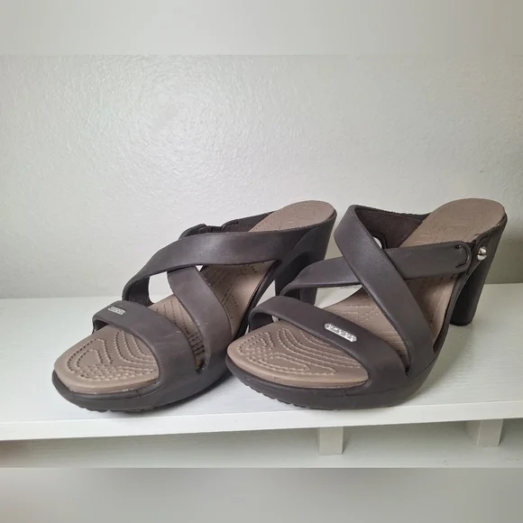 Brown Crocs Cyprus IV strappy platform sandals - Picture 3 of 9